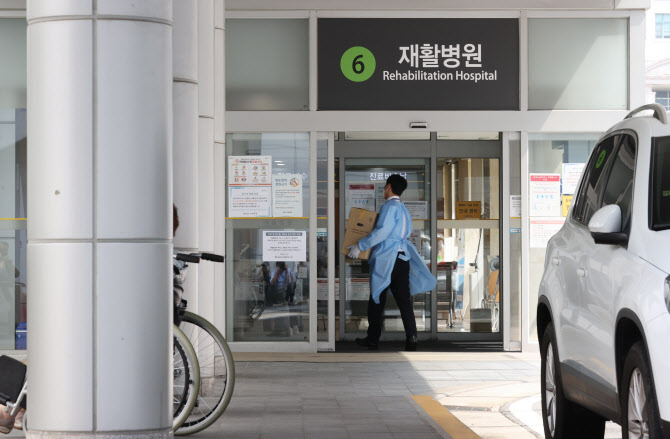 “신촌 세브란스병원 확진자, 발열 등 증상에도 출근”(속보)