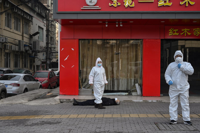 홍콩 바이러스 학자 "코로나19, 中우한서 나왔다…증거 곧 공개"