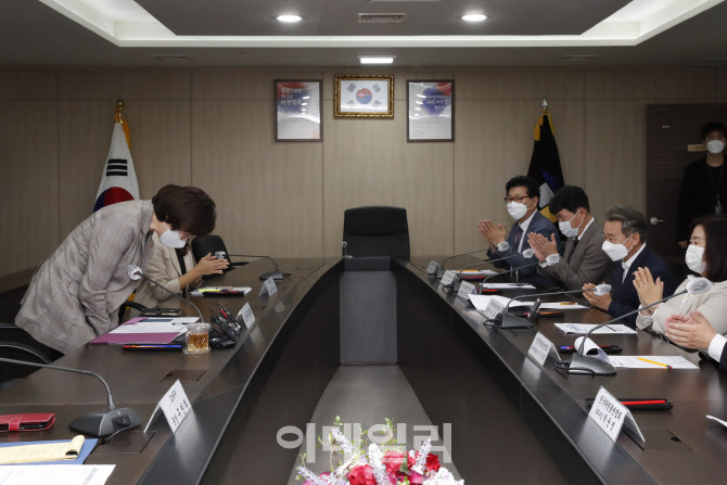 [포토]학원총연합회와 간담회 갖는 유은혜 사회부총리