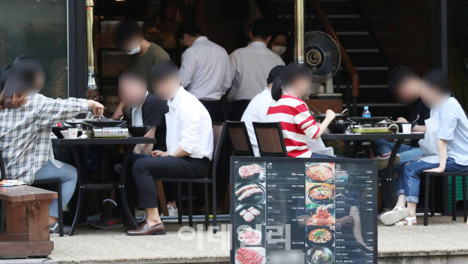 [포토]점심식사 하는 직장인들