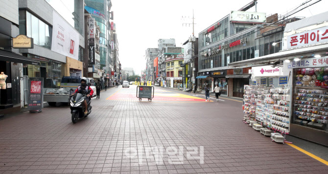 [포토]사회적 거리두기 하향 조정 됐지만 여전히 한산한 번화가
