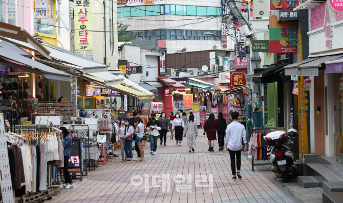 [포토]거리두기 하향조정 첫날, 아직은 한산한 번화가