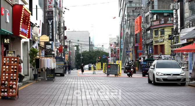 [포토]사회적 거리두기 하향조정 첫날, 아직은 한산한 번화가