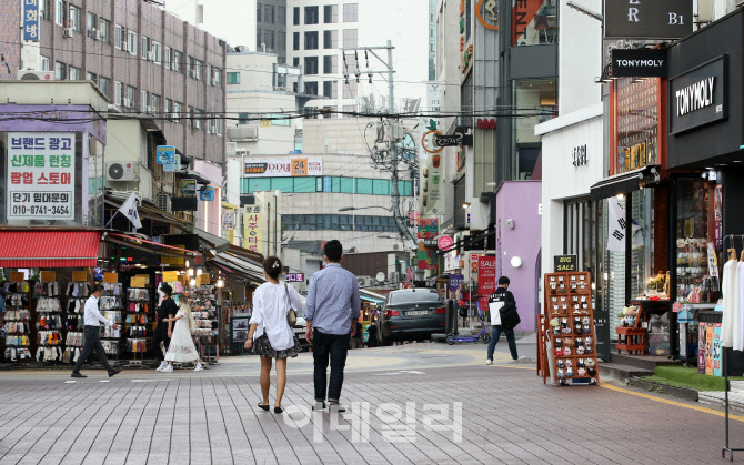 [포토]거리두기 완화됐는데…꽁꽁언 경기는 언제 풀릴까