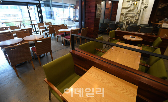 [포토]거리두기 완화…자영업자 숨통 트일지 관심