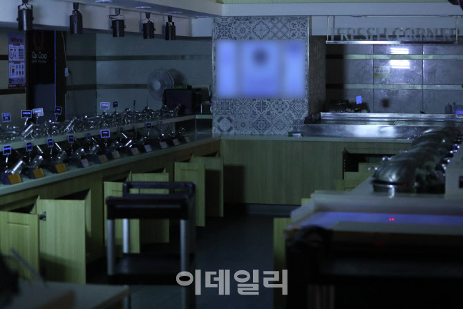 [포토]점심 시간에도 불 꺼진 뷔페