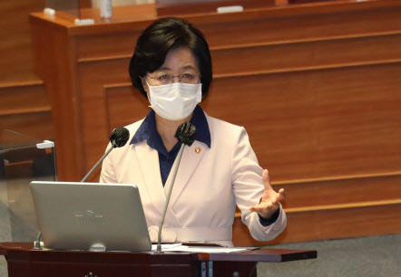 대정부질문 중 울컥한 추미애 "엄마 역할 제대로 못 해줘"