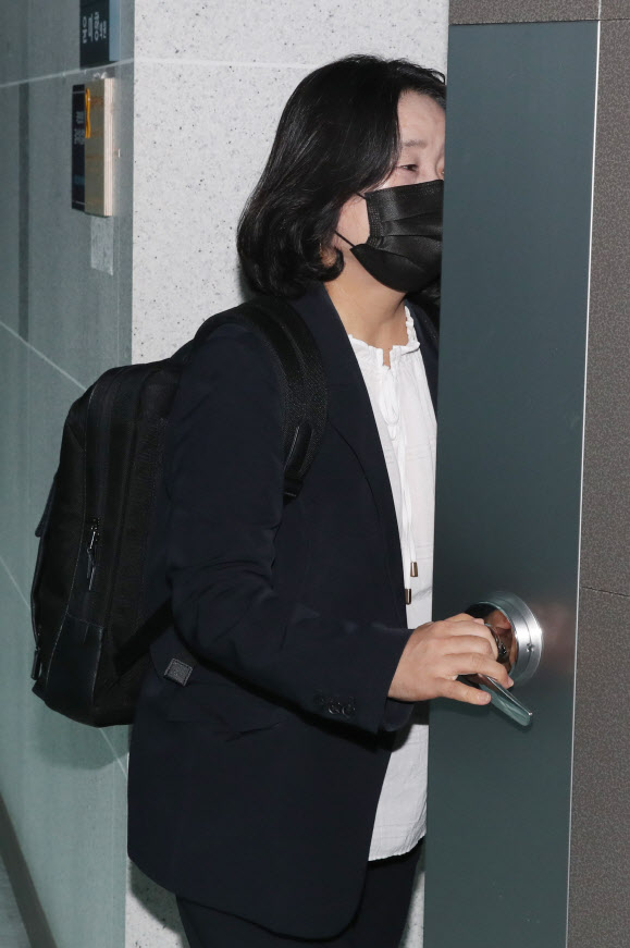 윤미향 출근길 또 찍혔다...이번엔 검찰 기소 다음날