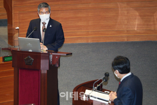 [포토]대정부질문, '질의에 답하는 정경두 장관'