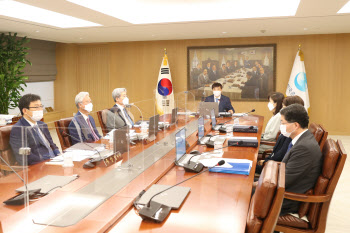 금통위원들 "기준금리 인하 효과 과거와 달라...자산가격 쏠림 우려"