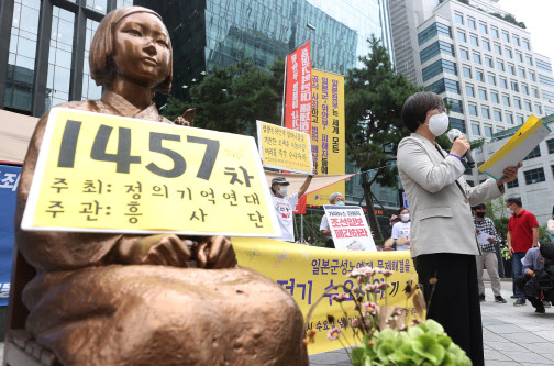 윤미향 기소 후 첫 수요시위 "검·언, 역사 걸림돌 되지 않길"