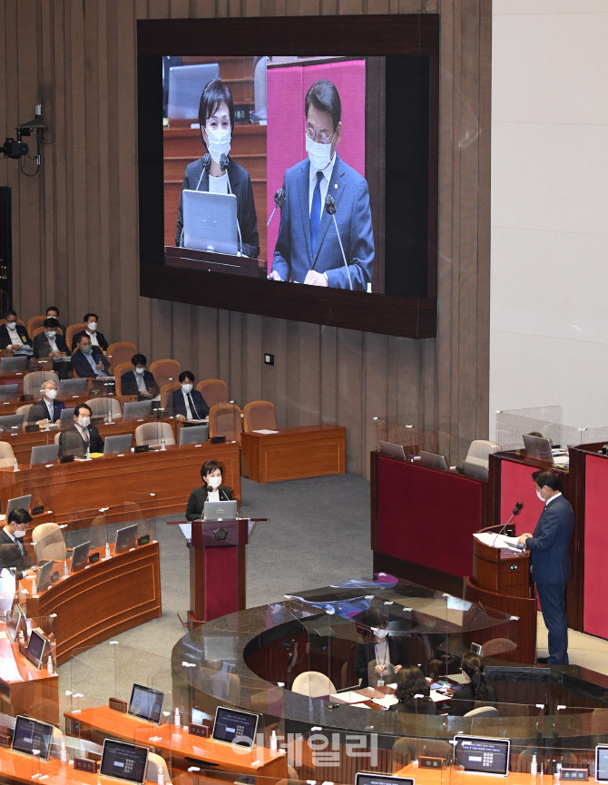 [포토]대정부질문에 답하는 김현미 국토부 장관