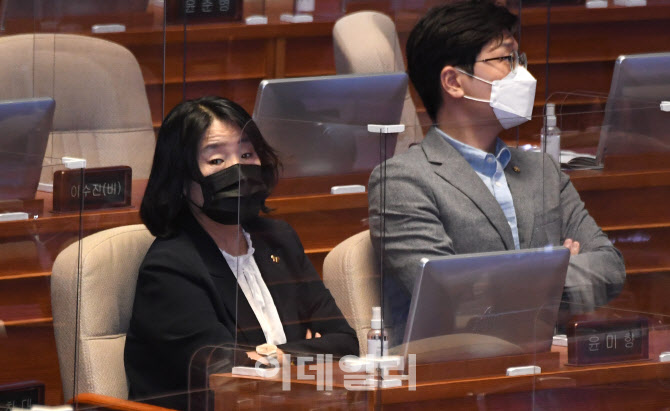 [포토]국회 경제분야 대정부질문 참석한 윤미향 의원