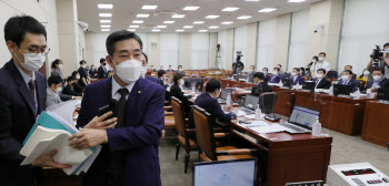 "쿠데타 세력" vs "위선적"…국방장관 청문회, 또 秋아들 공방(종합)