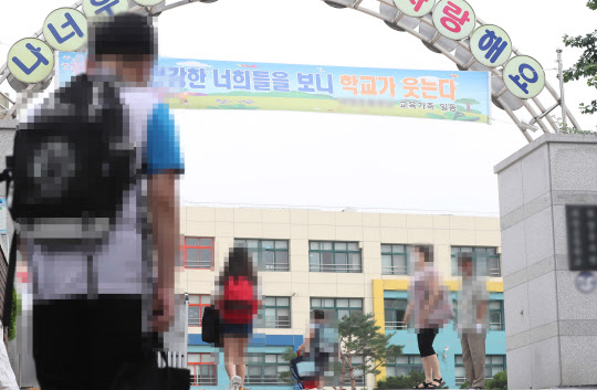 학부모 불만에 쌍방향 수업 관리 나선 교육부…교원단체 반발