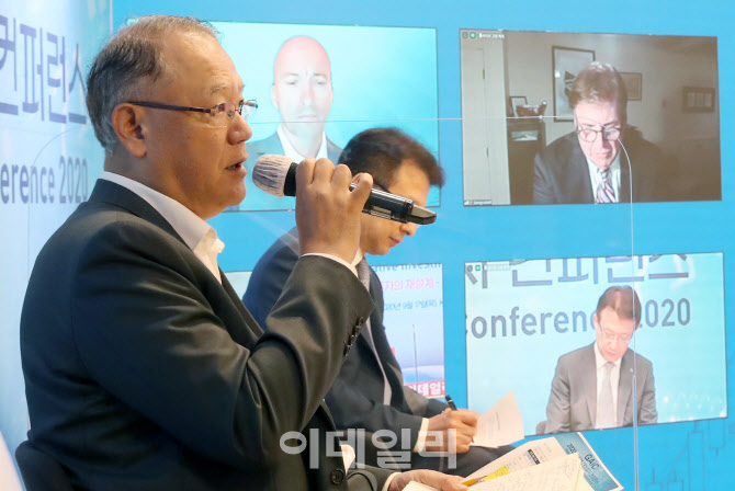 [포토]화상토론하는 조홍래 한국투자신탁운용 대표