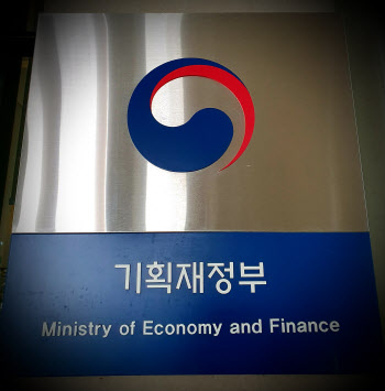 코로나19에 해외직접투자도 줄었다…2분기 28% 급감