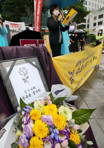 윤미향 언급 日아사히 "고령인 피해자 생각…구제 서둘러야"