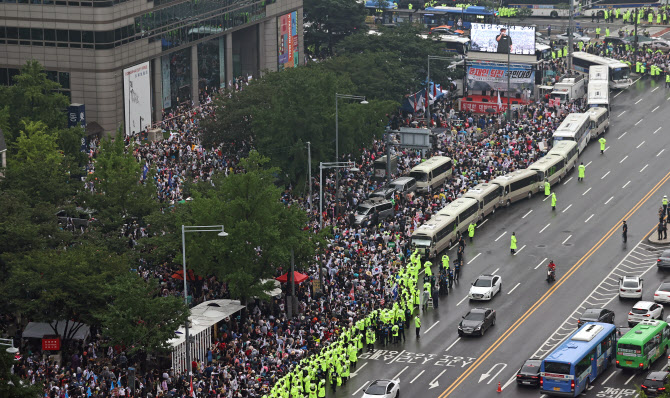 "경찰버스에 광복절 시위자 압사" 가짜뉴스 퍼뜨린 유튜버 檢 송치