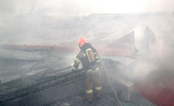 청량리 청과물시장 화재…점포 20개 소실·인명피해 無