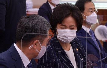 추미애, 김도읍 '뒷담화' 논란...조수진 "文대통령 신뢰 덕분"