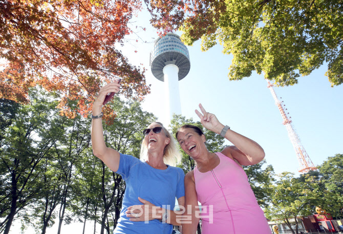 [포토]한국의 맑고 청명한 가을 즐기는 외국인들