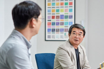 8년 만에 시집 낸 안도현 "작고 느린 것의 가치도 중요"