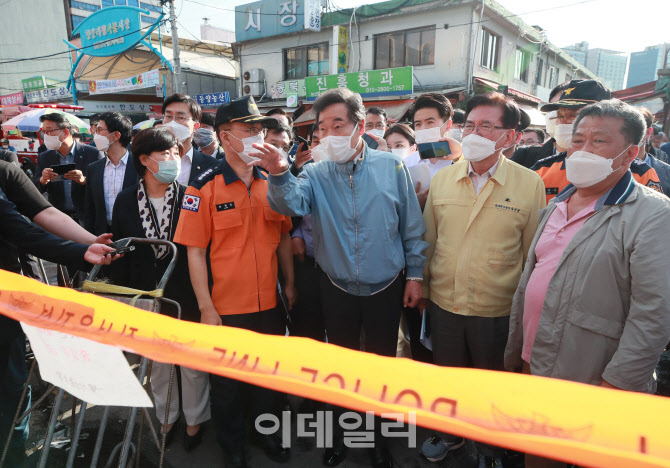 [포토]이낙연 대표, '청과물시장 화재 대책 논의'