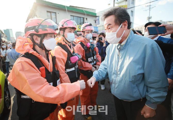 [포토]'소방대원 격려하는 이낙연 대표'