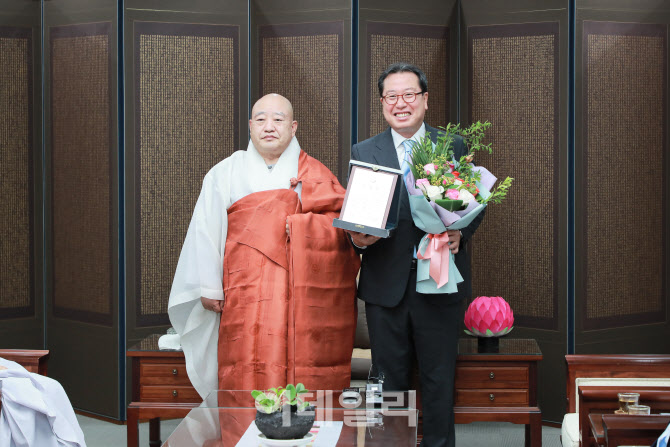 [포토]'전통사찰 규제개혁'…조계종 공로패 받은 조광한 남양주시장