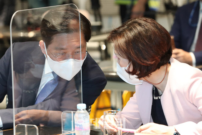 [포토]대화하는 성윤모 장관-박명애 대표