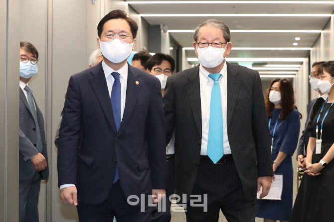 [포토]나란히 참석하는 성윤모 산업부 장관-강호갑 중기연합회 회장