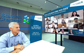 '韓한달살기' SC회장의 韓은행 패싱‥카뱅·토스만 만났다