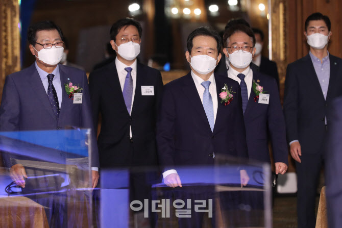 [포토]기념식 참석하는 정세균 총리-김연태 회장