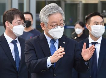 이재명 "드라이브스루 집회, 방역 방해 안되면 허용해야"