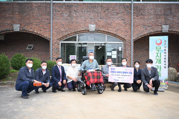 만도, 중증장애인에게 '사랑의 오뚝기 휠체어' 기증