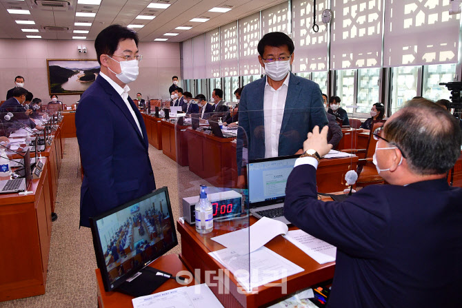 [포토]이개호 위원장과 이야기 나누는 서삼석-이만희