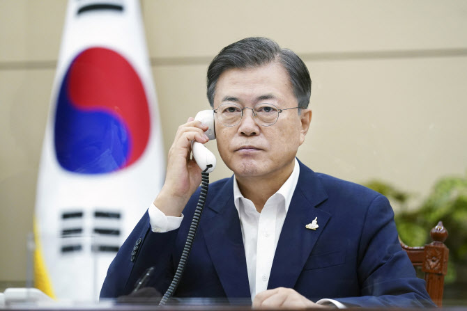 文대통령, 스가 日총리와 통화..“강제징용 해결 위해 소통하자”