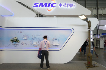화웨이 이어 SMIC도 블랙리스트…中반도체 숨통 조이는 美