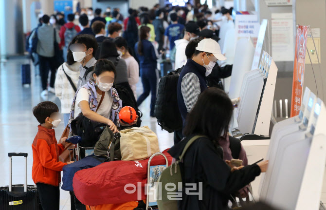 [포토]추석 앞두고 김포공항 찾은 여행객들