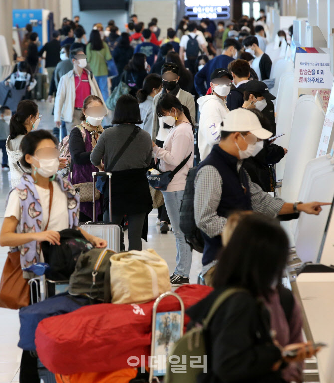 [포토]추석 앞둔 주말… 붐비는 김포공항 국내선