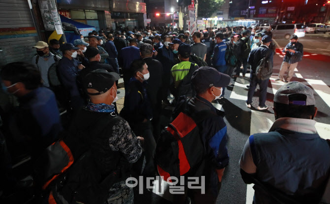 [포토]추석 이틀 앞으로, '일감 기다리는 일용직 근로자들'