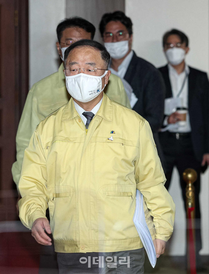 [포토]회의장 입장하는 홍남기 부총리