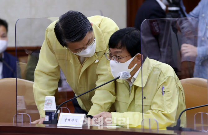 [포토]회의 앞서 대화 나누는 은성수 위원장-이호승 경제수석