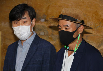 '北 피격 사망 공무원' 형 "김정은 친서에 놀아나..세계가 놀랄 것"