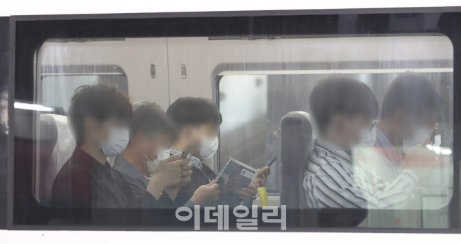 [포토]열차 내에서도 벗을 수 없는 마스크