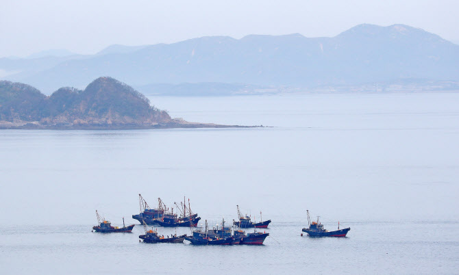 軍 통신선 복구 안 한 北, 함정서 경고방송…국방부, 첩보 재검토
