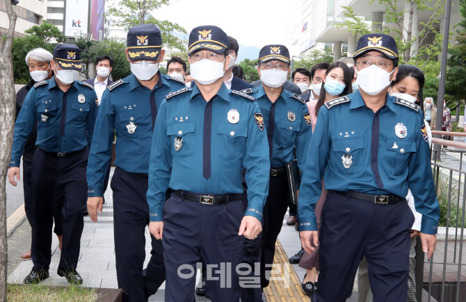 [포토]광화문 인근 현장점검 나선 경찰청장과 서울청장