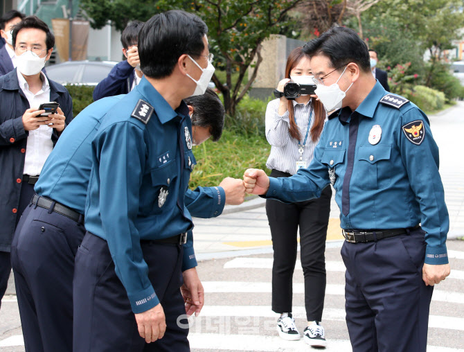 [포토]주먹인사하는 김창룡 경찰청장