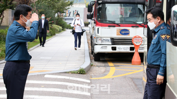 [포토]김창룡 경찰청장 맞이하는 장하연 서울지방경찰청장